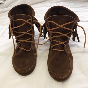 Minnetonka Moccasin boots size 9
